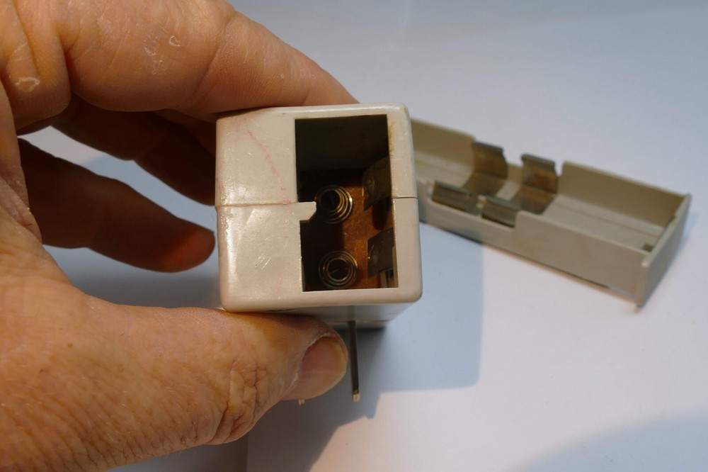 AA battery holder for a vintage flash