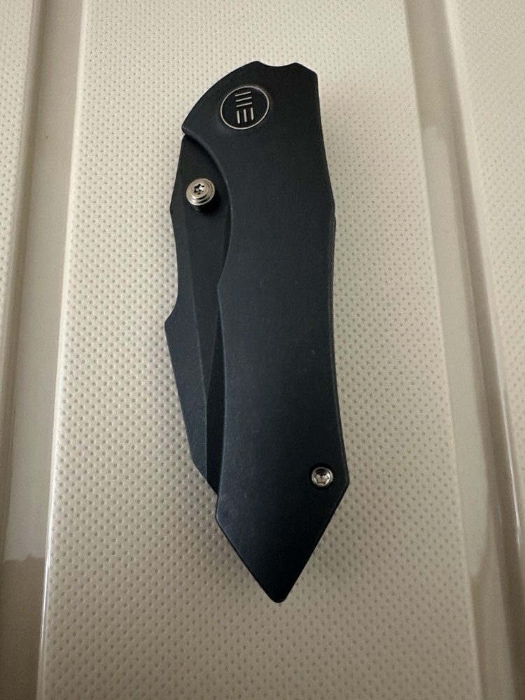 We Knife High-Fin Thumb Stud Knife, Black Ti Handle / Black Stonewashed CPM 20CV
