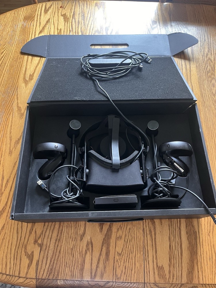 Oculus Rift VR Headset, Full Set With Controllers, Headset, Sensors, and Box