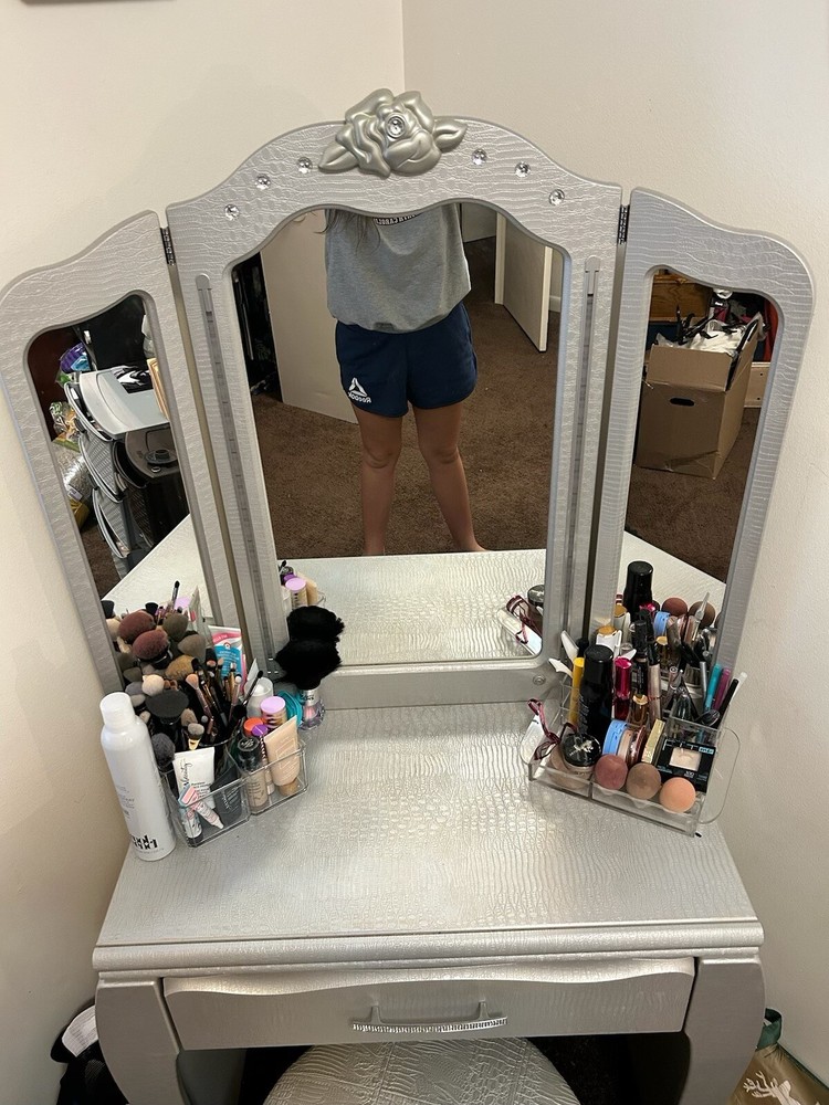 Bedroom Set With Light Up Vanity