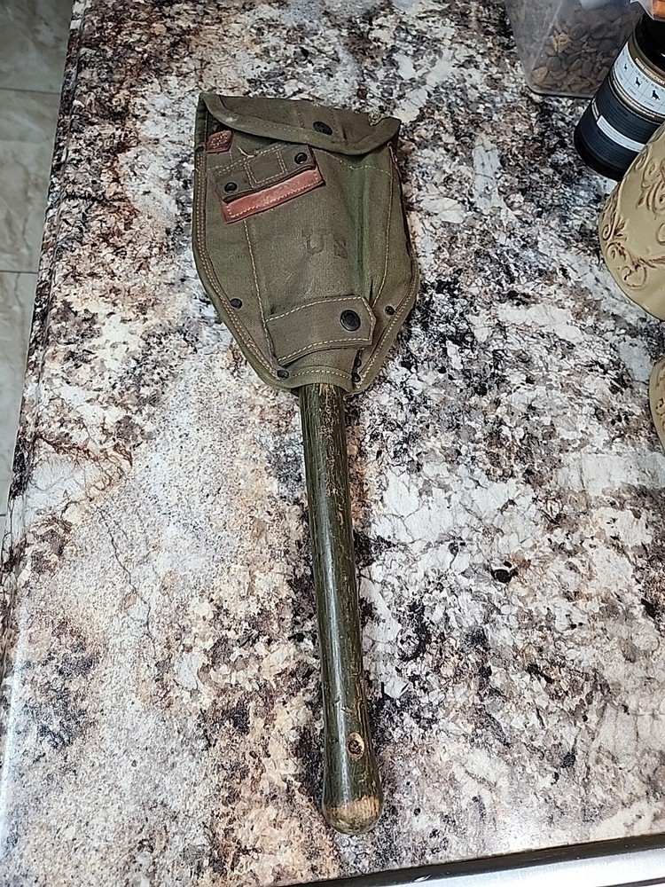 U.S. ARMY 1944 COMBAT FIELD SHOVEL AND  CARRIER COVER WW2 Military Trench "Wood"