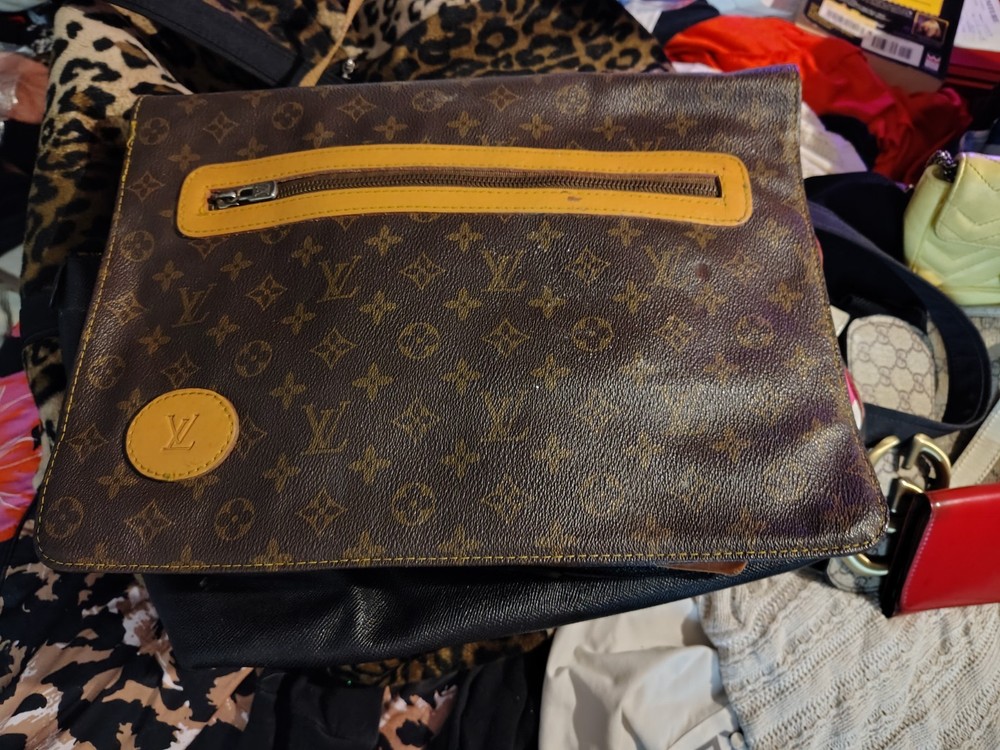 louis vuitton folder monogram large with pockets