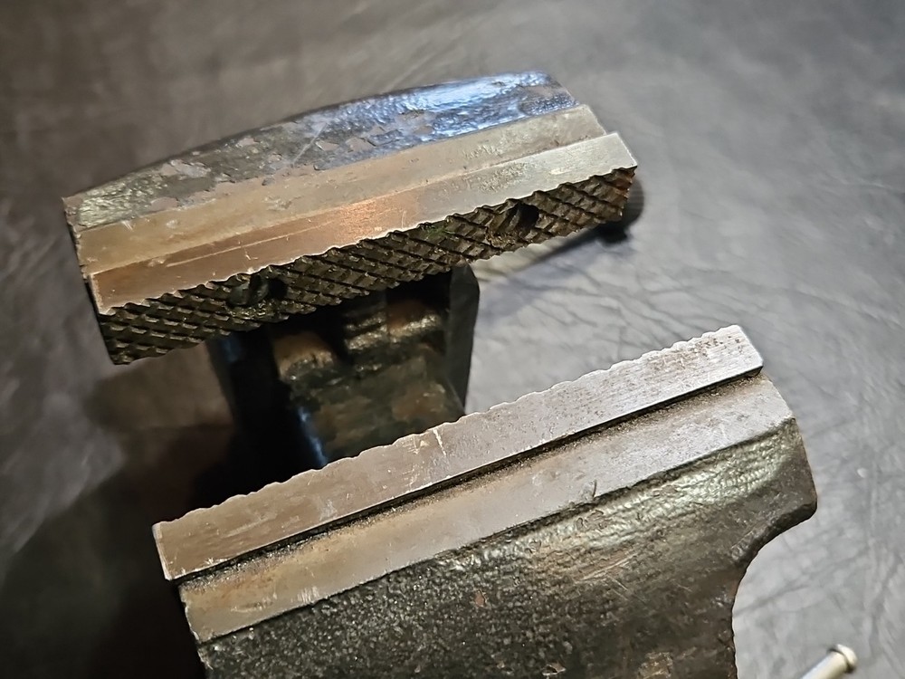 Larin 4" Bench Vise, Swivel -Anvil