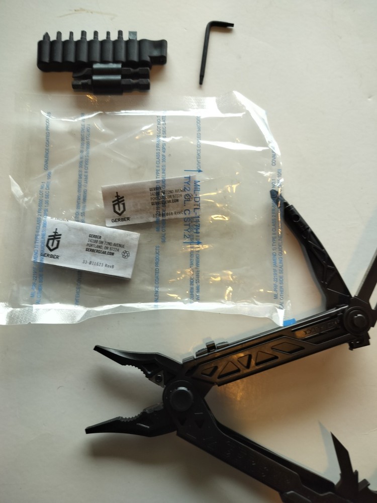 Gerber Center-Drive All Black Multi-tool with bit set New in plastic