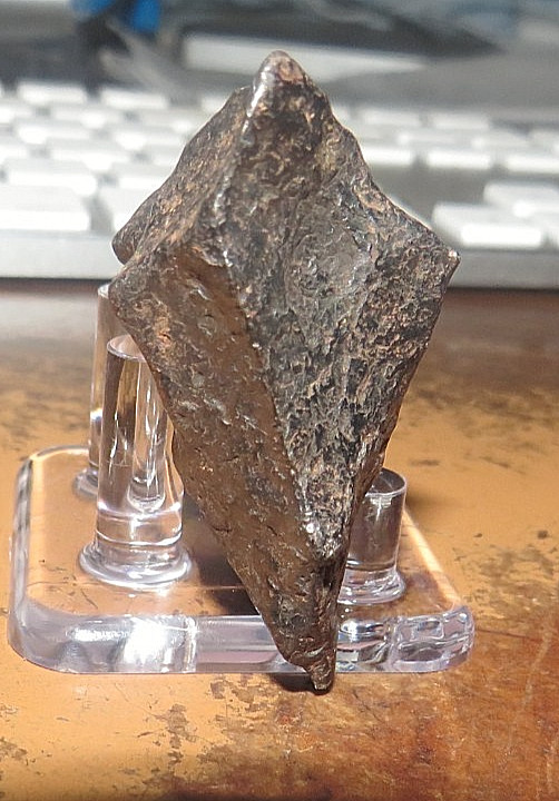 75 gm . CANYON DIABLO IRON METEORITE TOP GRADE ARIZONA STAND USA