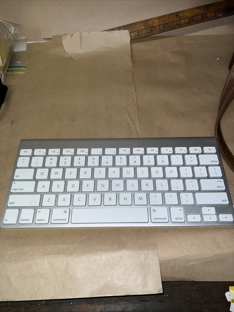 Apple A1314 Wireless Keyboard - Silver With White Keys