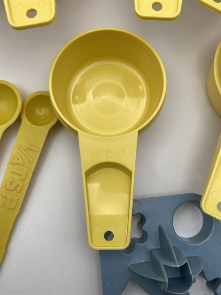 Vintage Tupperware Measuring Cups And Spoons Set Yellow Nesting Stacking 10