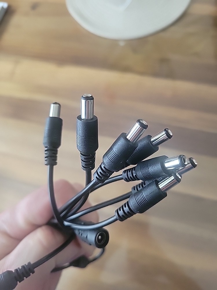 1 input, 8 output DC splitter cable