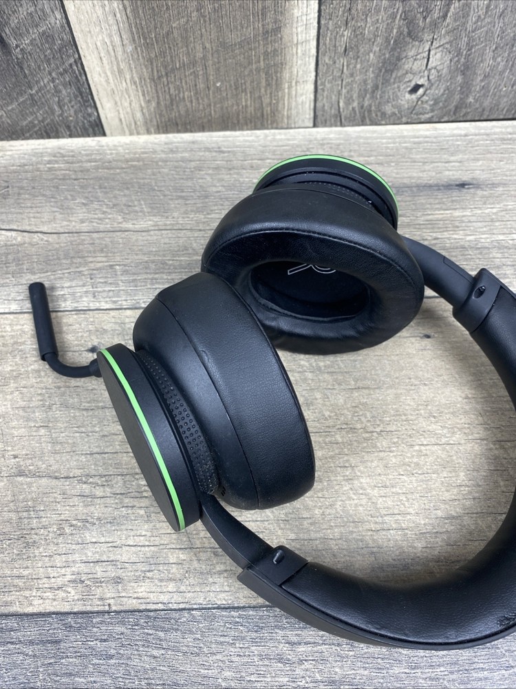 Microsoft Xbox Wireless Headset - Black ⚠️mic Got Damaged ⚠️working