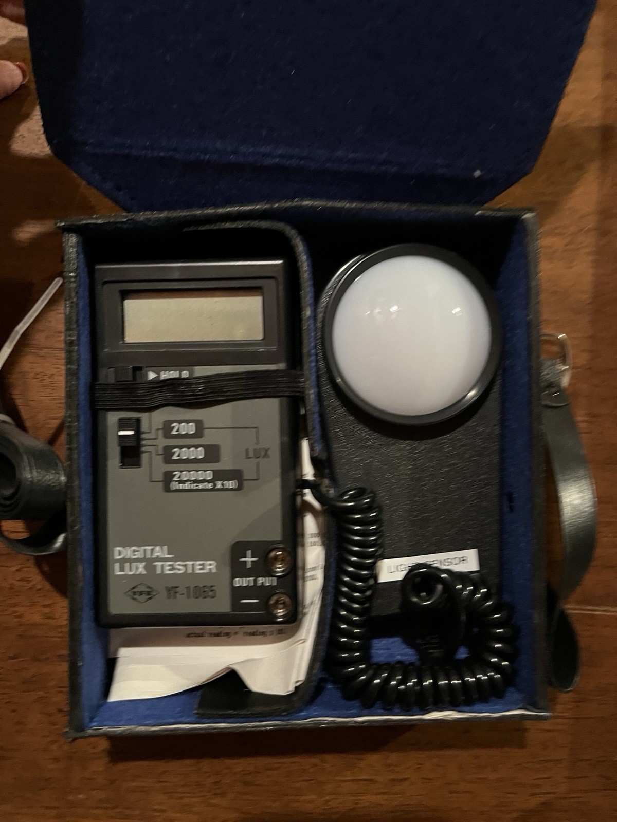 Digital Light Meter model YF-1065 - Lux Tester. Bag and instructions.