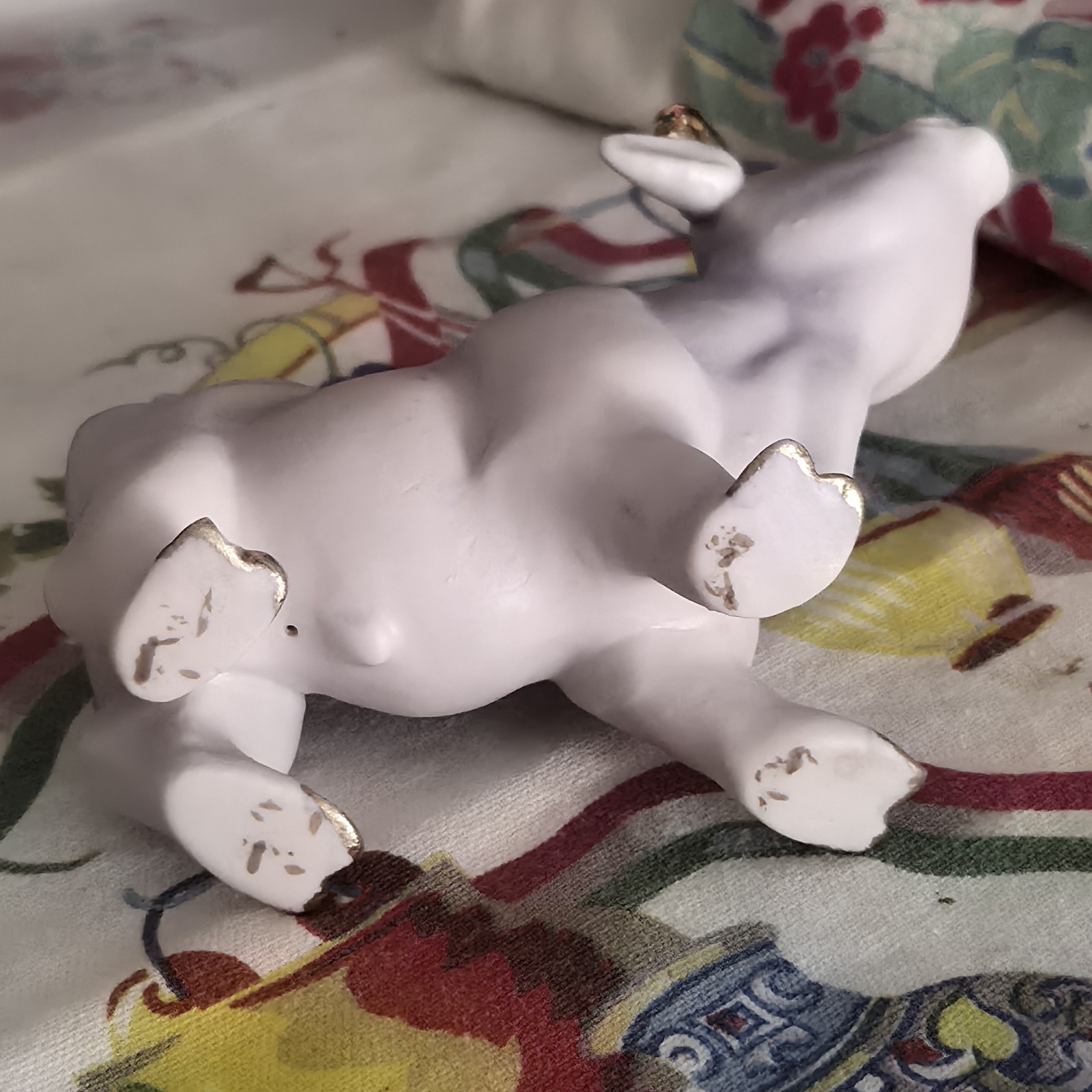 VTG Anthropormorphic Purple Cow Figurine Kissing W/ Gold Paint Figurine EUC