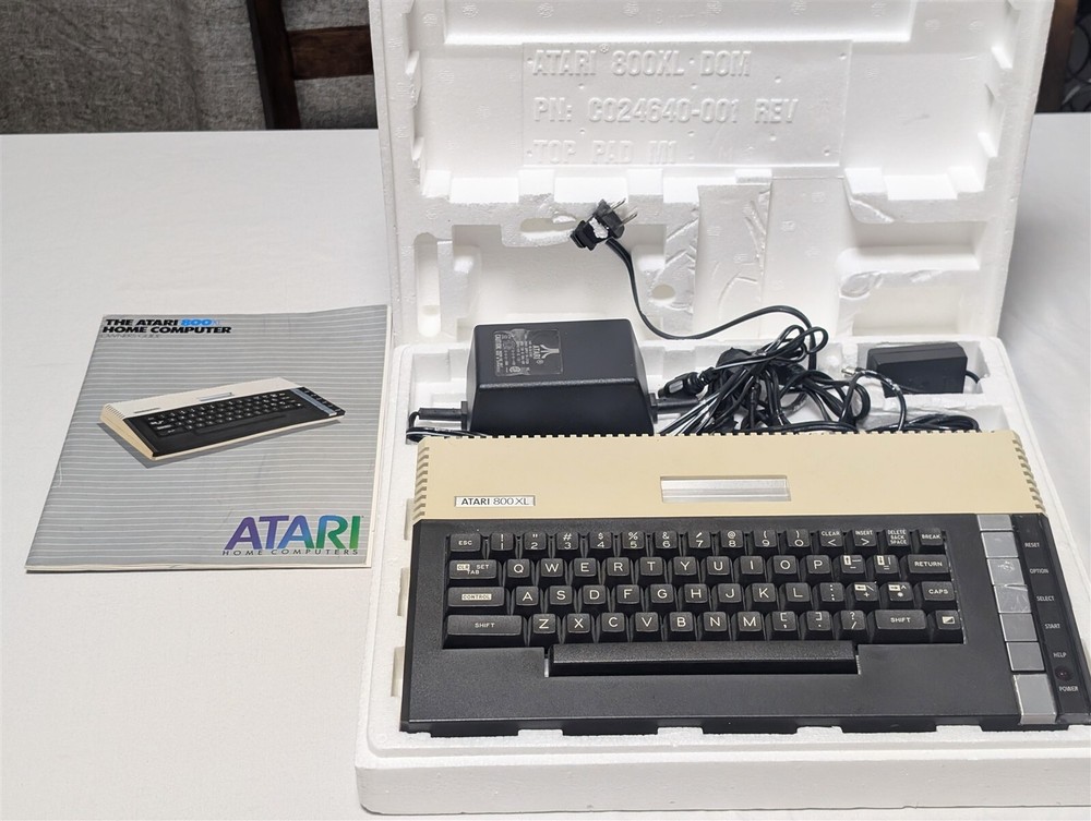 VTG Atari 800XL Home computer with Original Box & Manual - SUPER NICE!