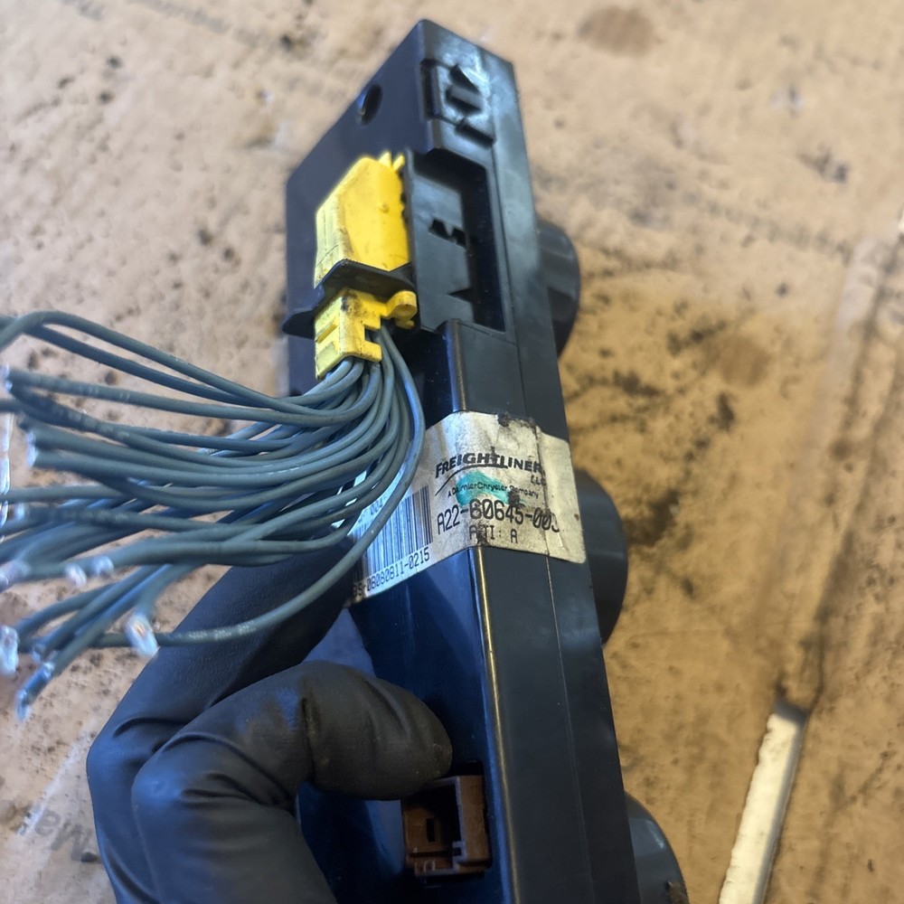 FREIGHTLINER CASCADIA TEMPERATURE CONTROL SWITCH - P/N: A22- 60645-003 Broken