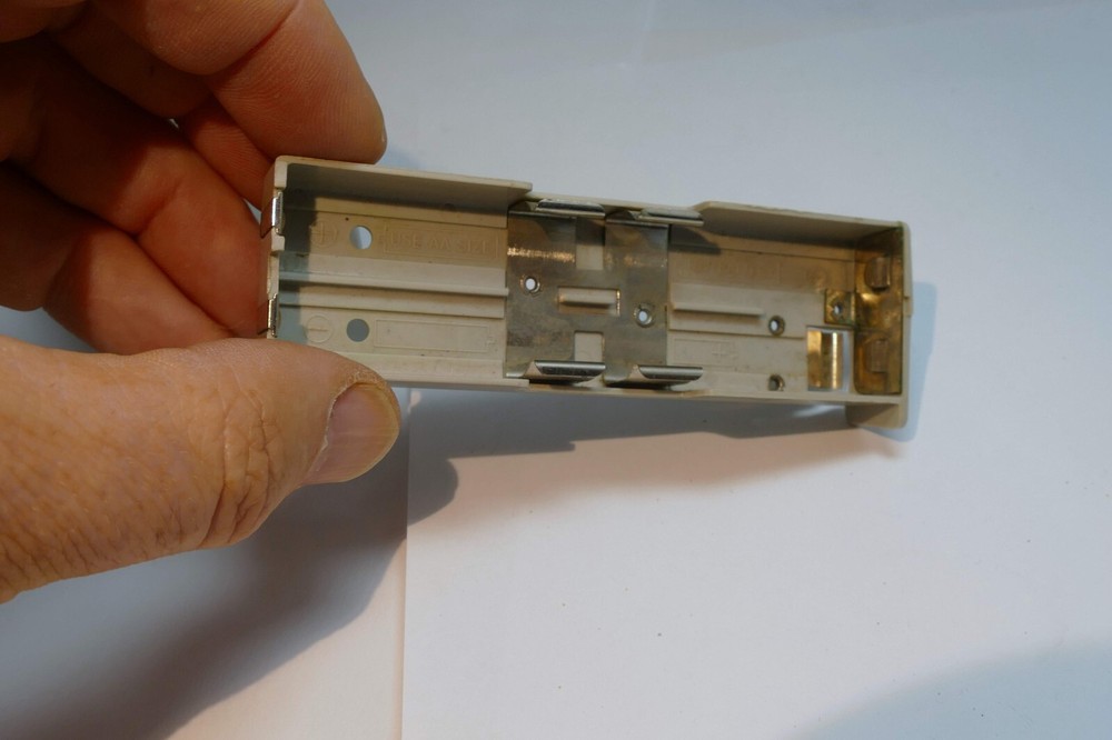 AA battery holder for a vintage flash