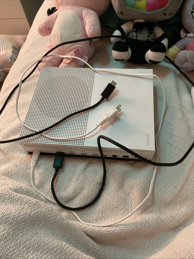 Xbox One S Comes With HDMI Cable Power Cable And Controller