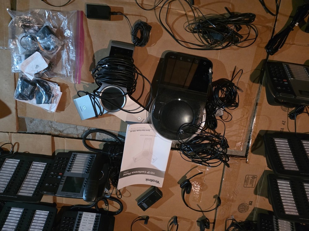 Phone Mitel System 21 Phones 9 Programable Key Module 4 head sets charging ports