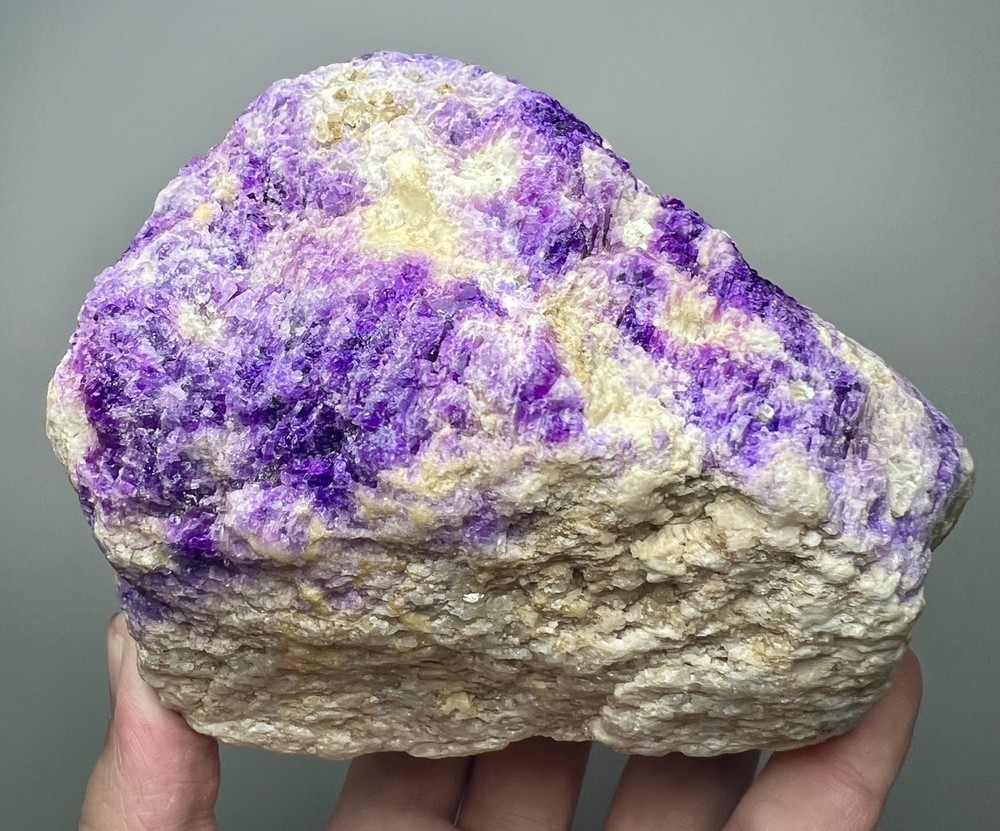 1342 Gr. Fluorescent Phosphorescent Sharp Tenebrescnet Hackmanite, Fluorapatite