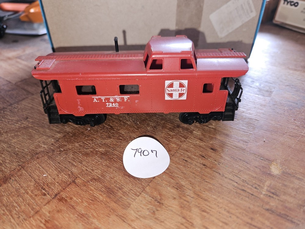 7240 ATSF RED CABOOSE, EXCELLENT CONDITION