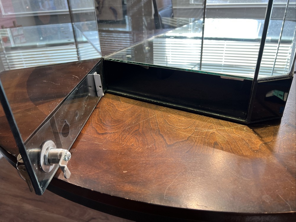1990 HUMMEL STORE DISPLAY CASE, BEAUTIFUL SOLID CASE WITH 2 LOCKING DOORS