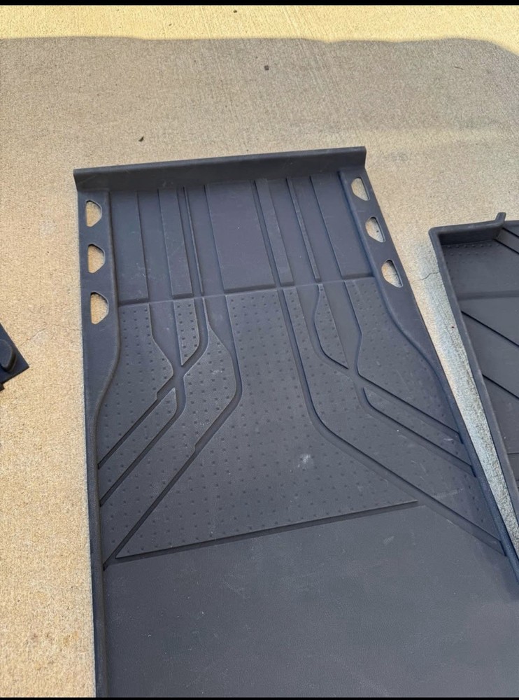Third -Row Weather Floor Liner ￼