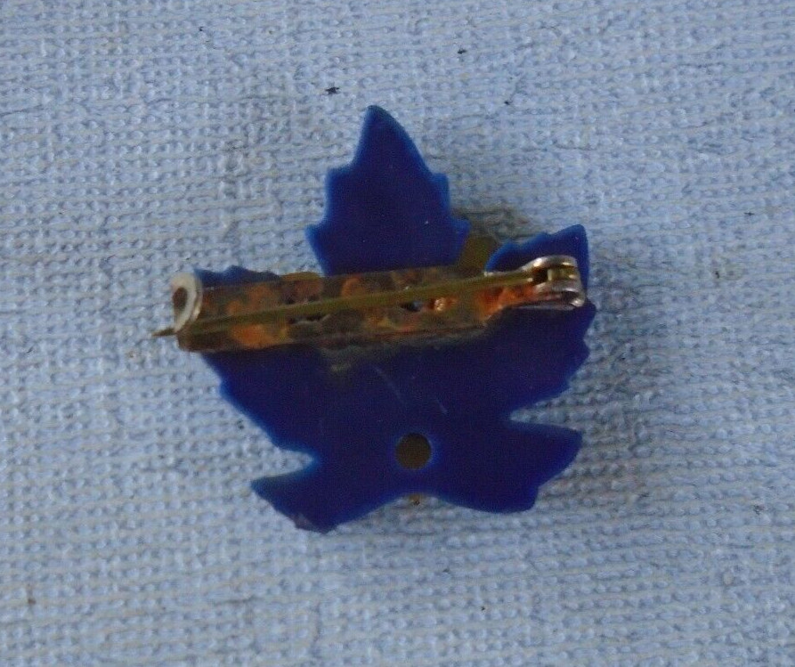 WWII Canada V for Victory plastic pin with maple leaf