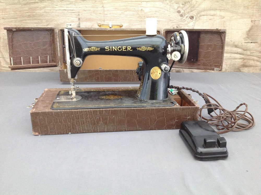 Vintage Singer Sewing Machine in Case