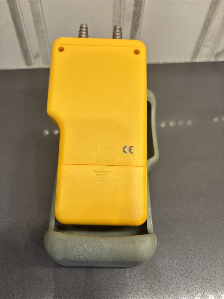 UEI Test Instruments EM200 Dual Input Digital Input Manometer with Case Tested