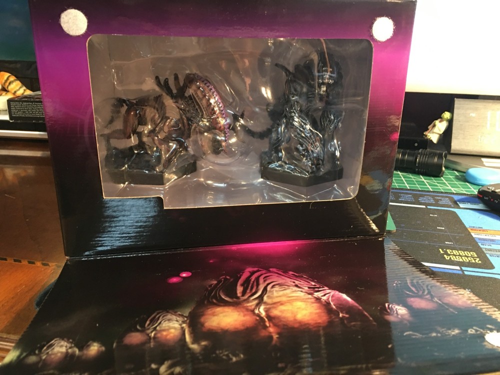 Eaglemoss Aliens "Box Set 4 "Alien vs Predator Video Game Set" opened, displayed