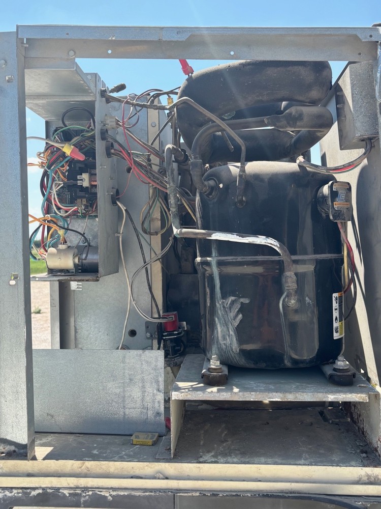 MANITOWAC ICE Machine B970 Bin + SY1404A Ice Maker Head, Half Cubes