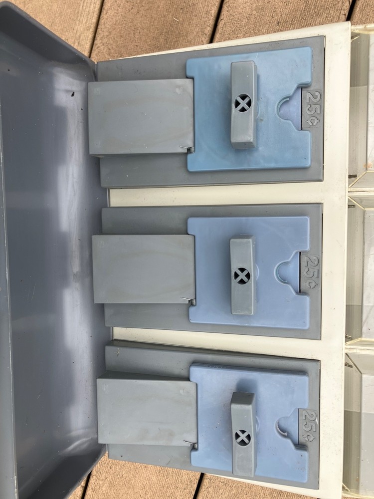 Three Bin Vendstar 3000 Bulk Candy Vending Machine w/ Stand missing keys