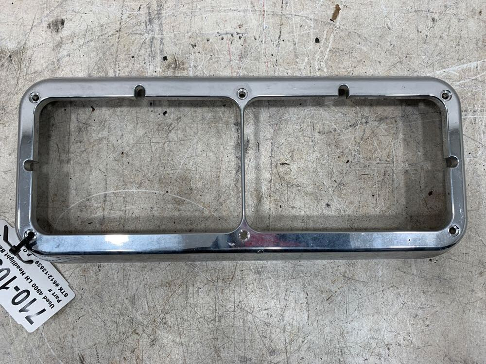 Western Star 4900 Light Bezel (710-10309)