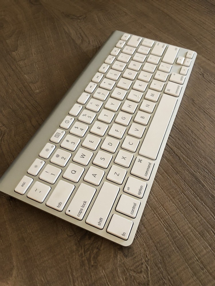 Apple A1314 Bluetooth Wireless Silver Keyboard Perfect Working Order.