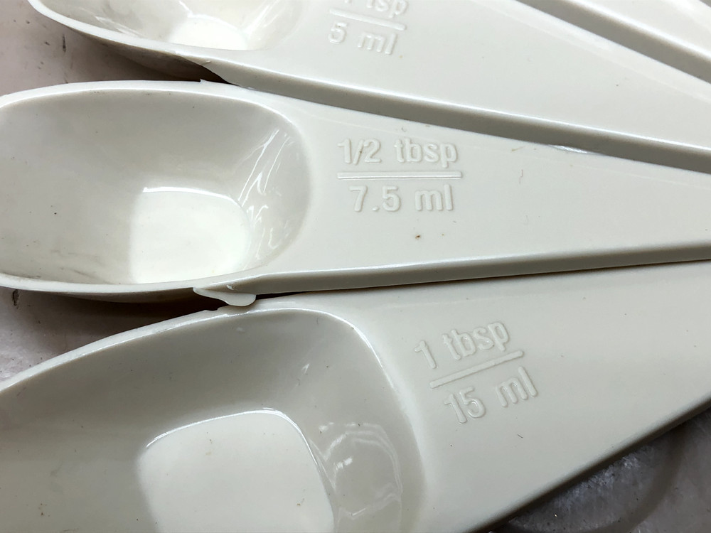 Vintage WHITE Measuring Spoons Ring Set