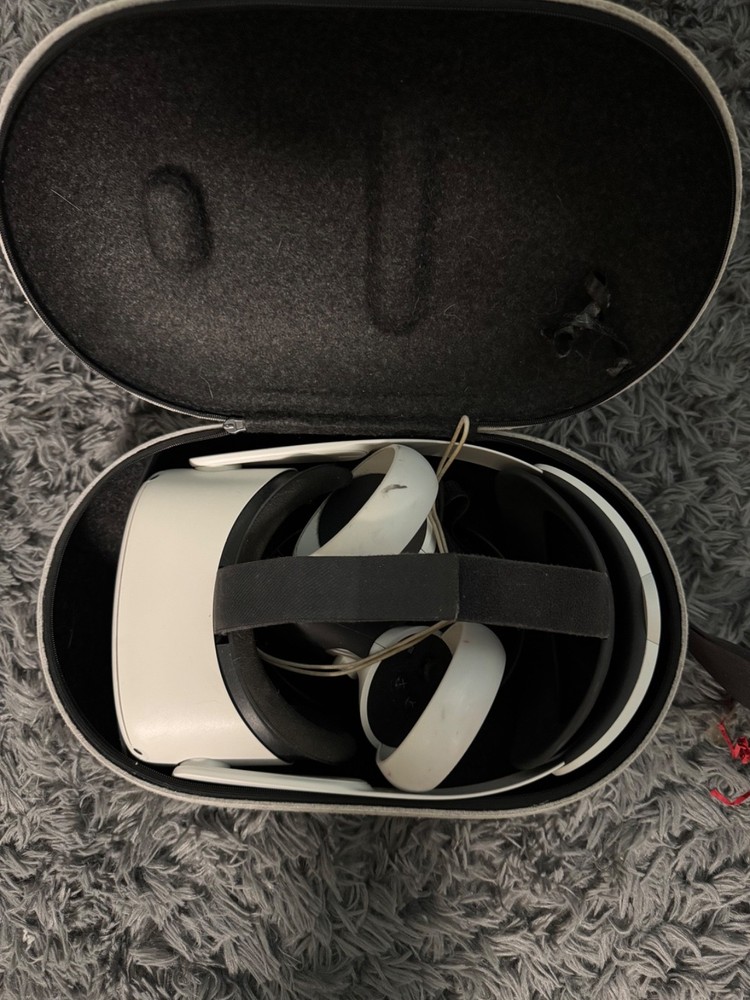 White oculus quest 2 with head strap & the oculus carrying case