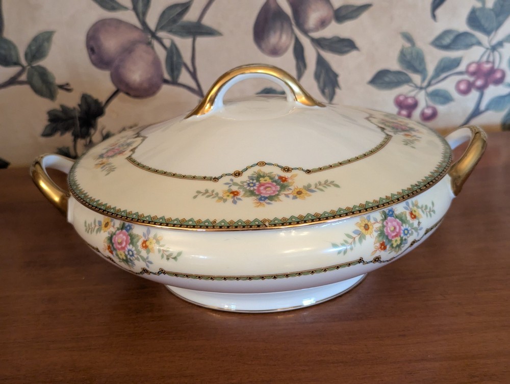ANTIQUE NORITAKE AMARILLO COVERED ROUND VEGETABLE LOOP FINIAL 8"