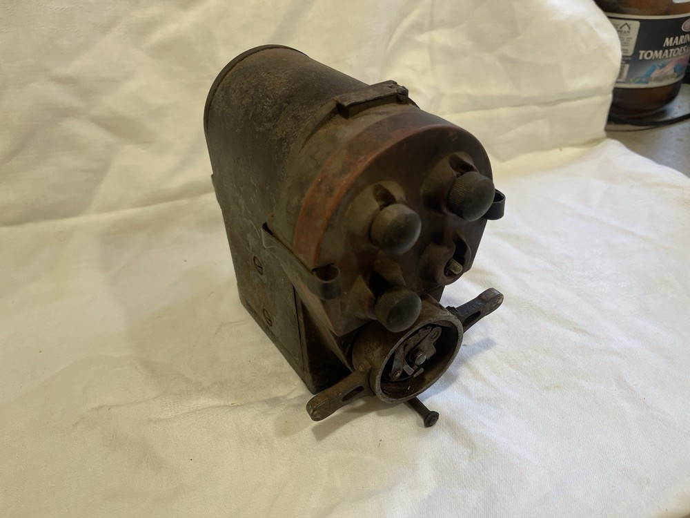 Four-cylinder magneto