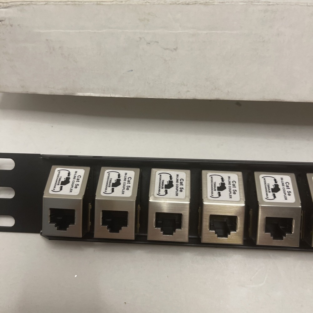 L-COM PR175UT568S Cat 5e 16 In-Line Coupler Rackmount Panel