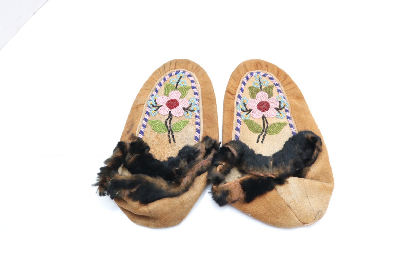 VINTAGE CREE INDIAN FLORAL Leather BEADED MOCCASINS native American 7"