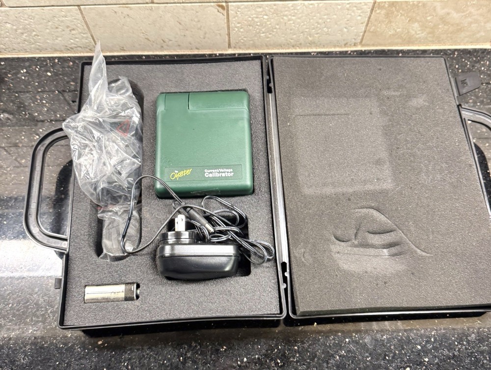 Extech oyster series 412355A Current/Voltage Calibrator Excellent