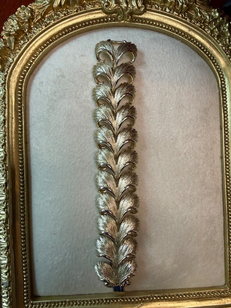 Lisner 7" Light Gold Tone Leaf Link Bracelet Elegant Design