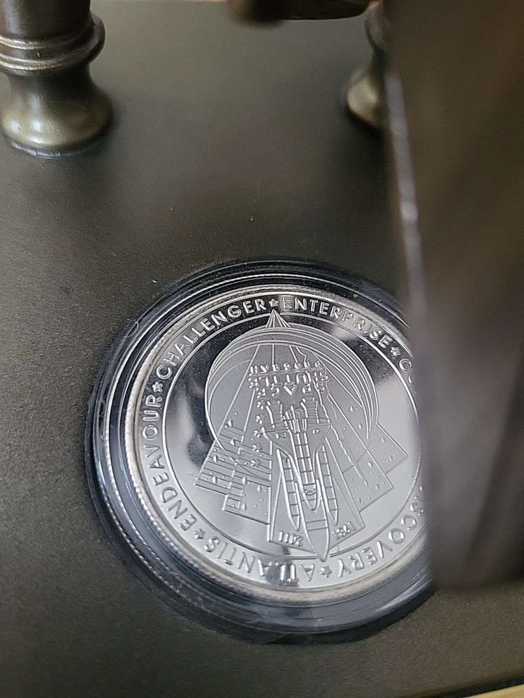 1981-2011 Space Shuttle Program 1 oz Fine Silver Commemorative w/Rocket Stand