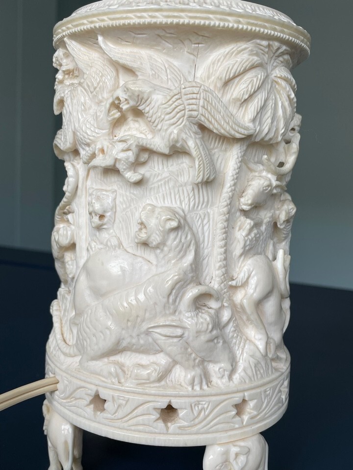 OUTSTANDING INRICATELY CARVED TABLE NIGHT LAMP