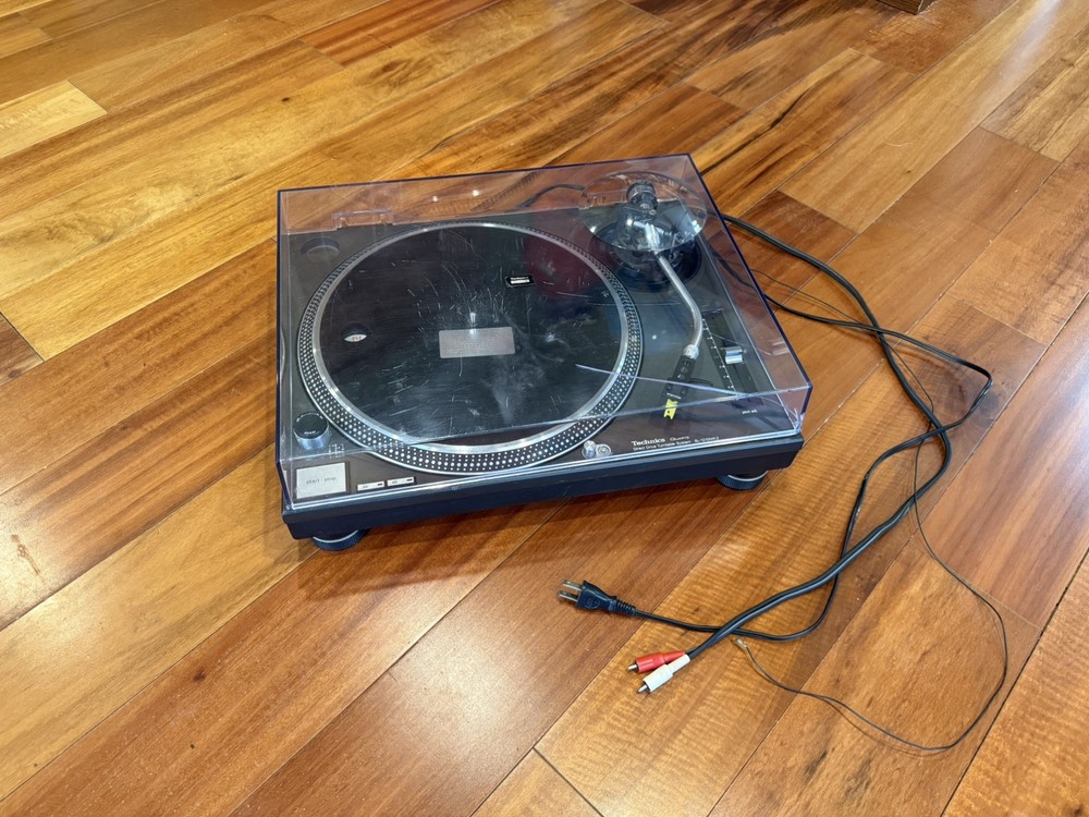 Technics Quartz Direct Drive Turntable System SL-1210MK2