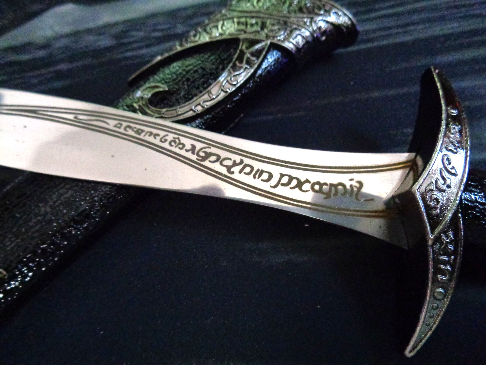 LOTR Mini Sting Sword 11-Inch Collectible Replica, New