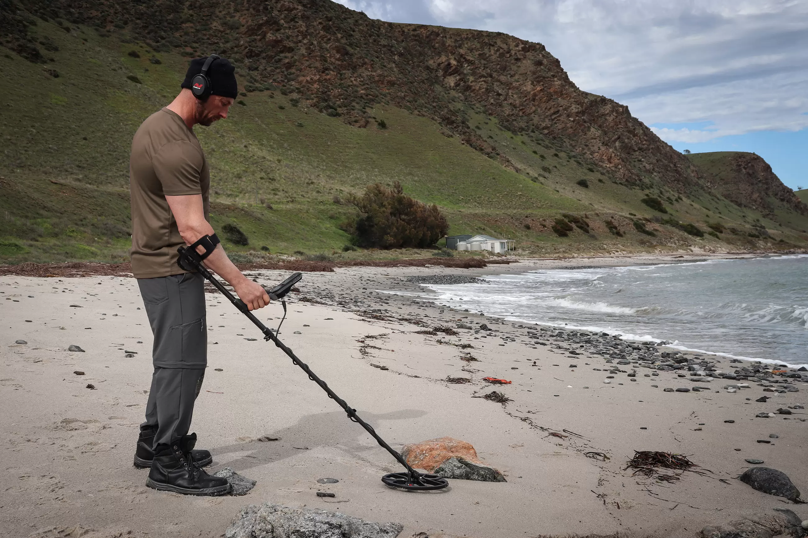 Minelab Equinox 900 Metal Detector with 11" and 6" coils 3720-0006 Waterproof