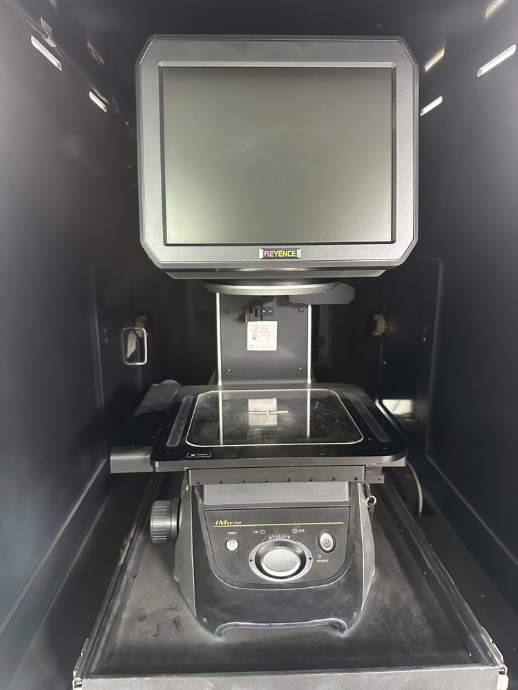 Keyence IM-7020 Image  Dimension  Measurement  System With  Dust-Free  Enclosure