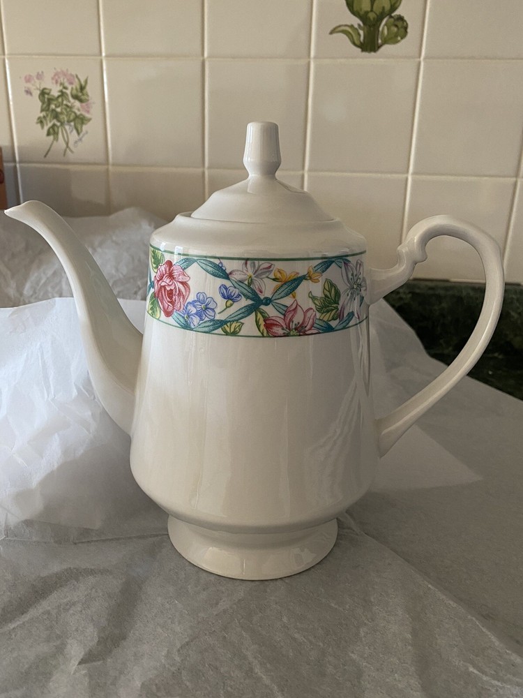 FARBERWARE Bouquet 301 -8 Teapot. Excellent Condition.