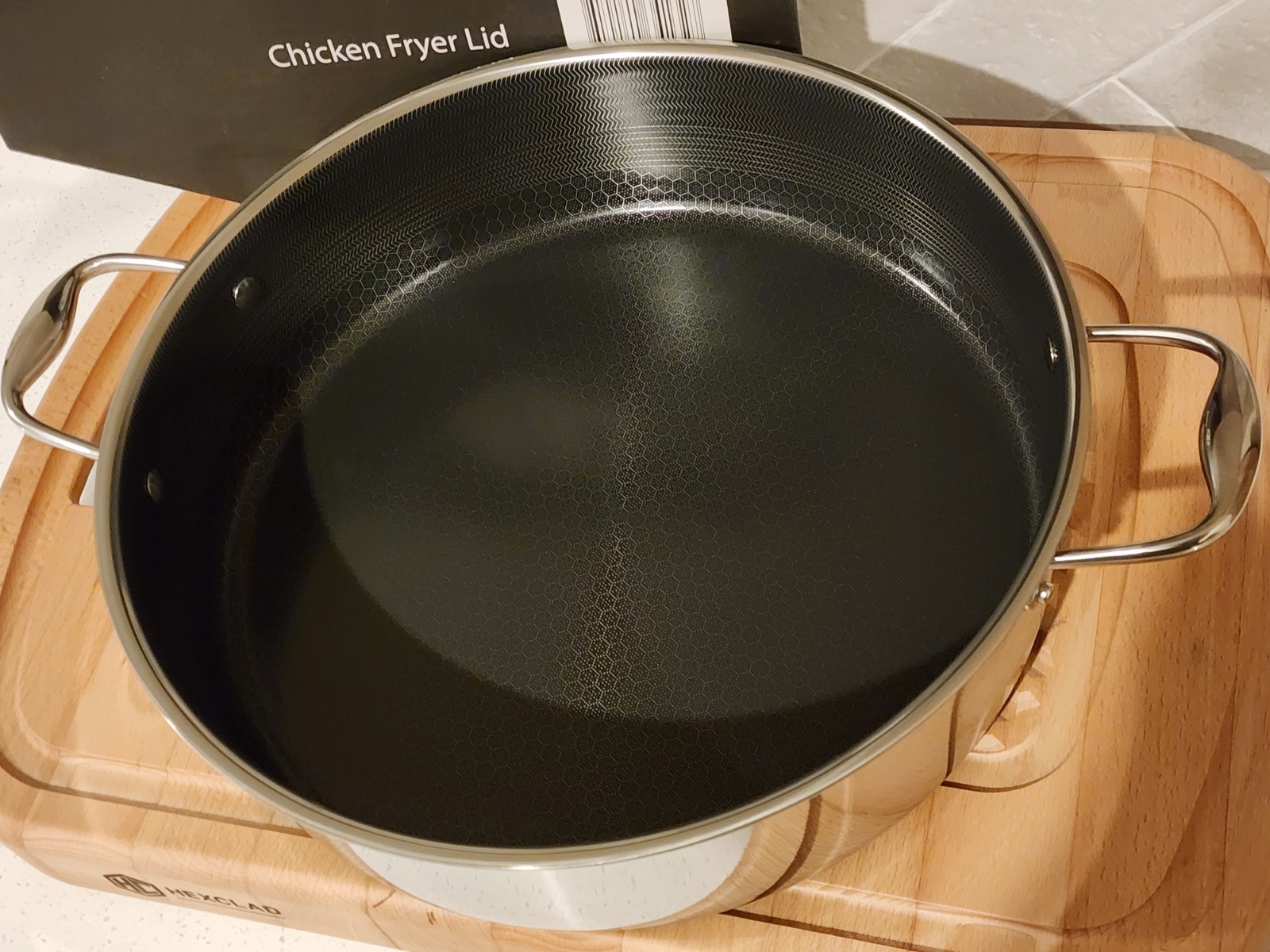 HexClad Hybrid 7-Quart Sauté Pan / Chicken Fryer w/Tempered Glass Lid BRAND NEW!