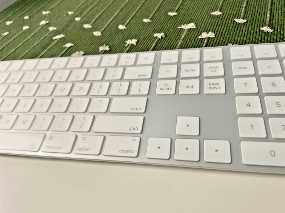 Apple Magic Keyboard / / White-Silver Sleek!! HURRY ONLY 1 LEFT!!