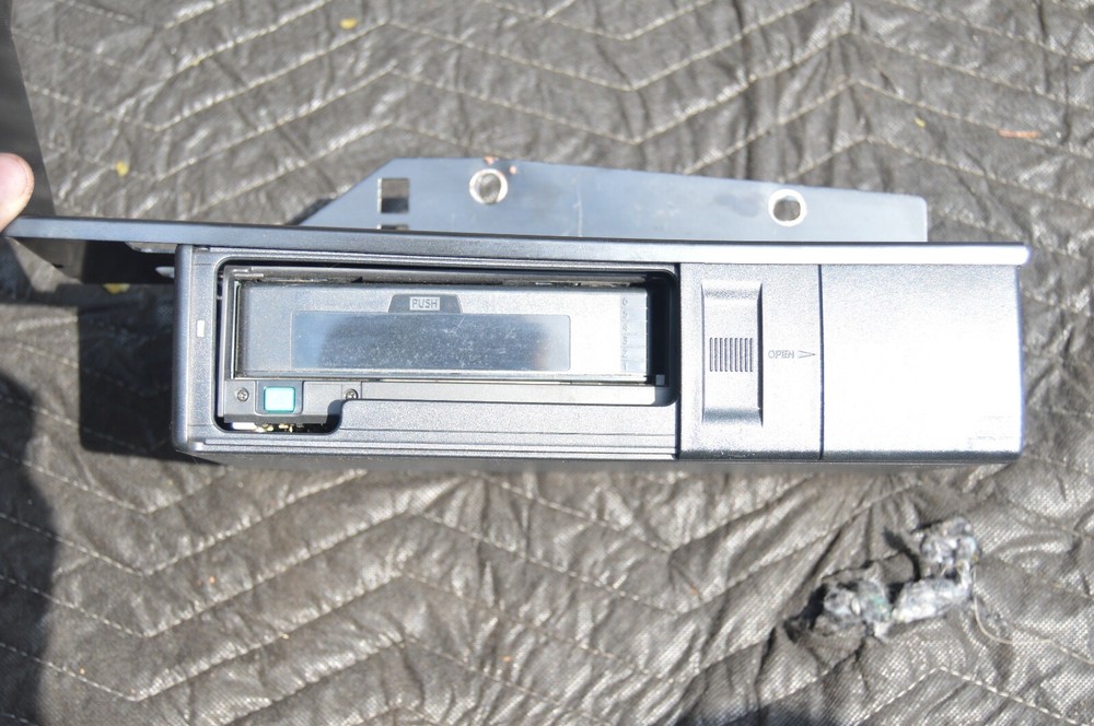 BMW E36 6CD CHANGER 82111468014 MODEL NO. TR1003 WITH BRACKET
